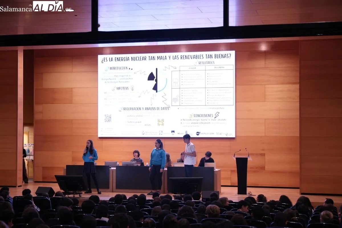 Más de 500 alumnos presentan sus proyectos científicos en el Auditorio Adolfo Suárez de la USAL. Foto de David Sañudo