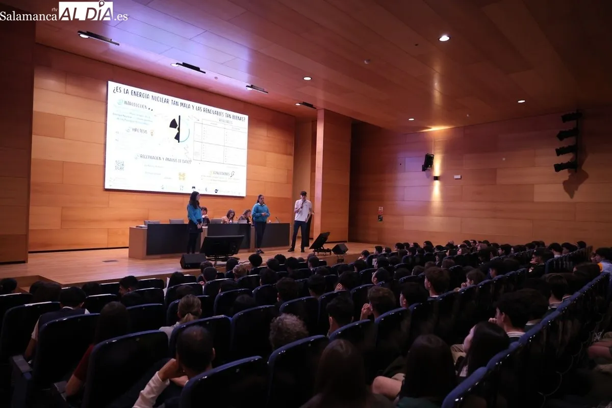 Más de 500 alumnos presentan sus proyectos científicos en el Auditorio Adolfo Suárez de la USAL. Foto de David Sañudo