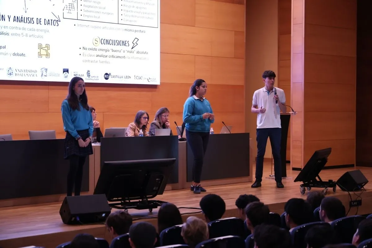 Más de 500 alumnos presentan sus proyectos científicos en el Auditorio Adolfo Suárez de la USAL. Foto de David Sañudo