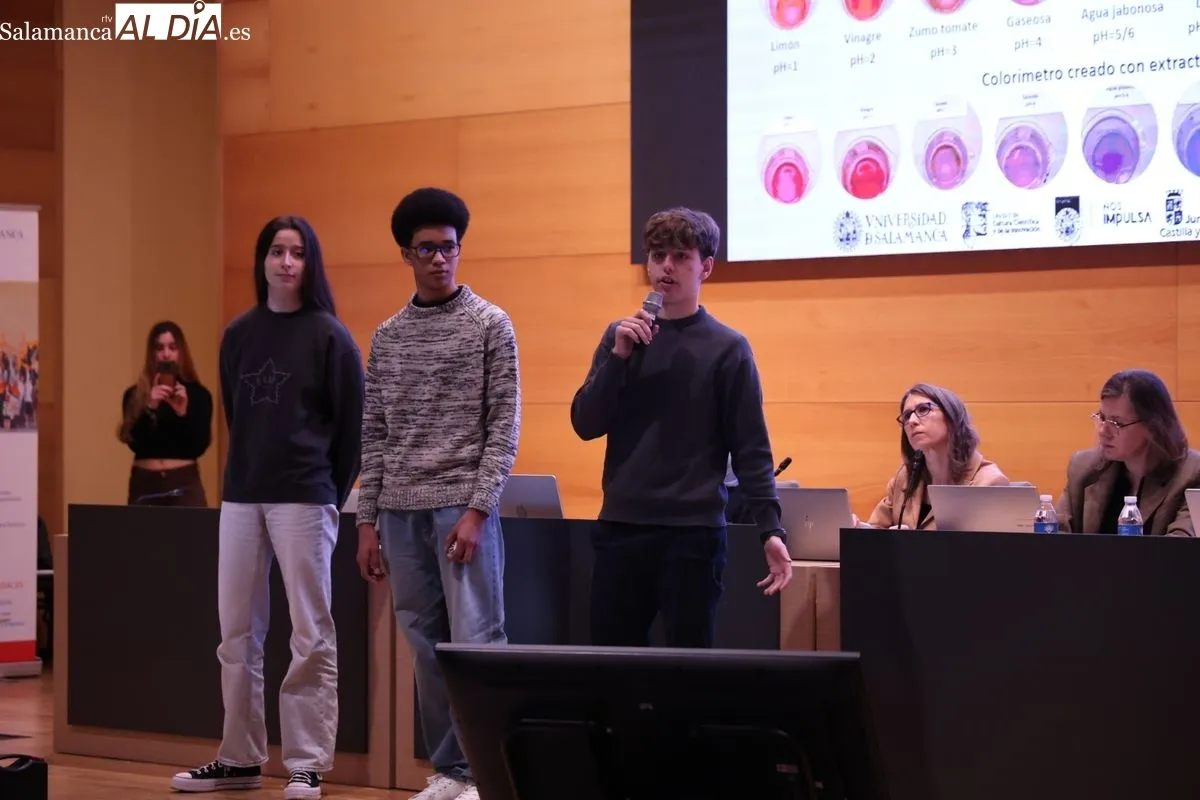 Más de 500 alumnos presentan sus proyectos científicos en el Auditorio Adolfo Suárez de la USAL. Foto de David Sañudo