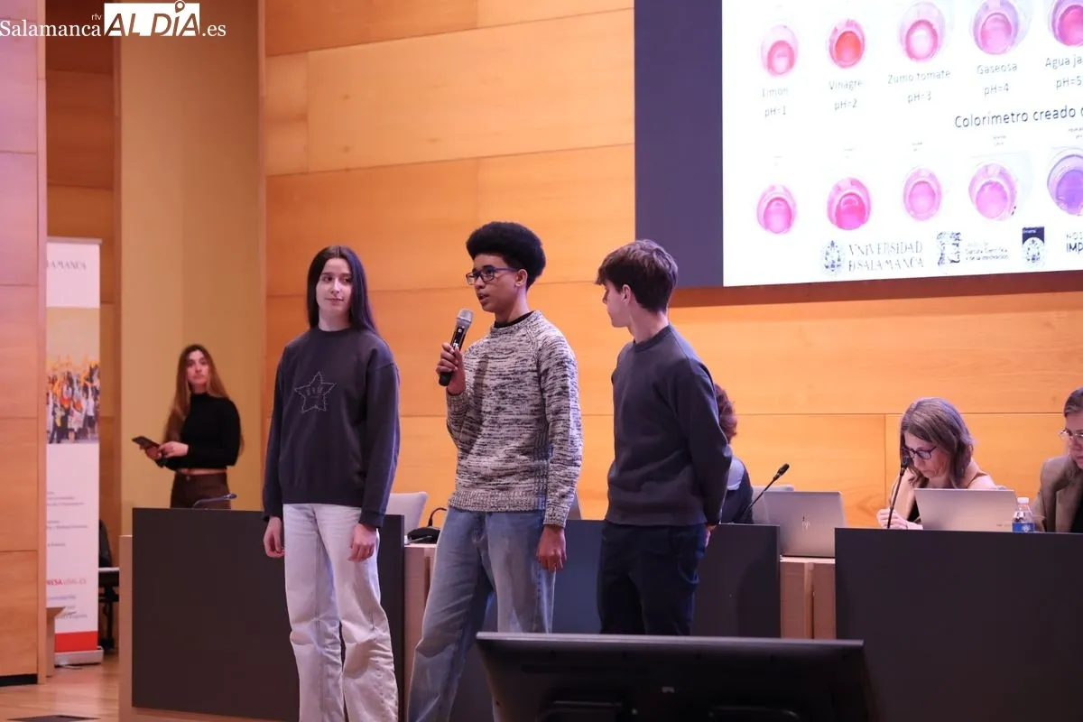 Más de 500 alumnos presentan sus proyectos científicos en el Auditorio Adolfo Suárez de la USAL. Foto de David Sañudo