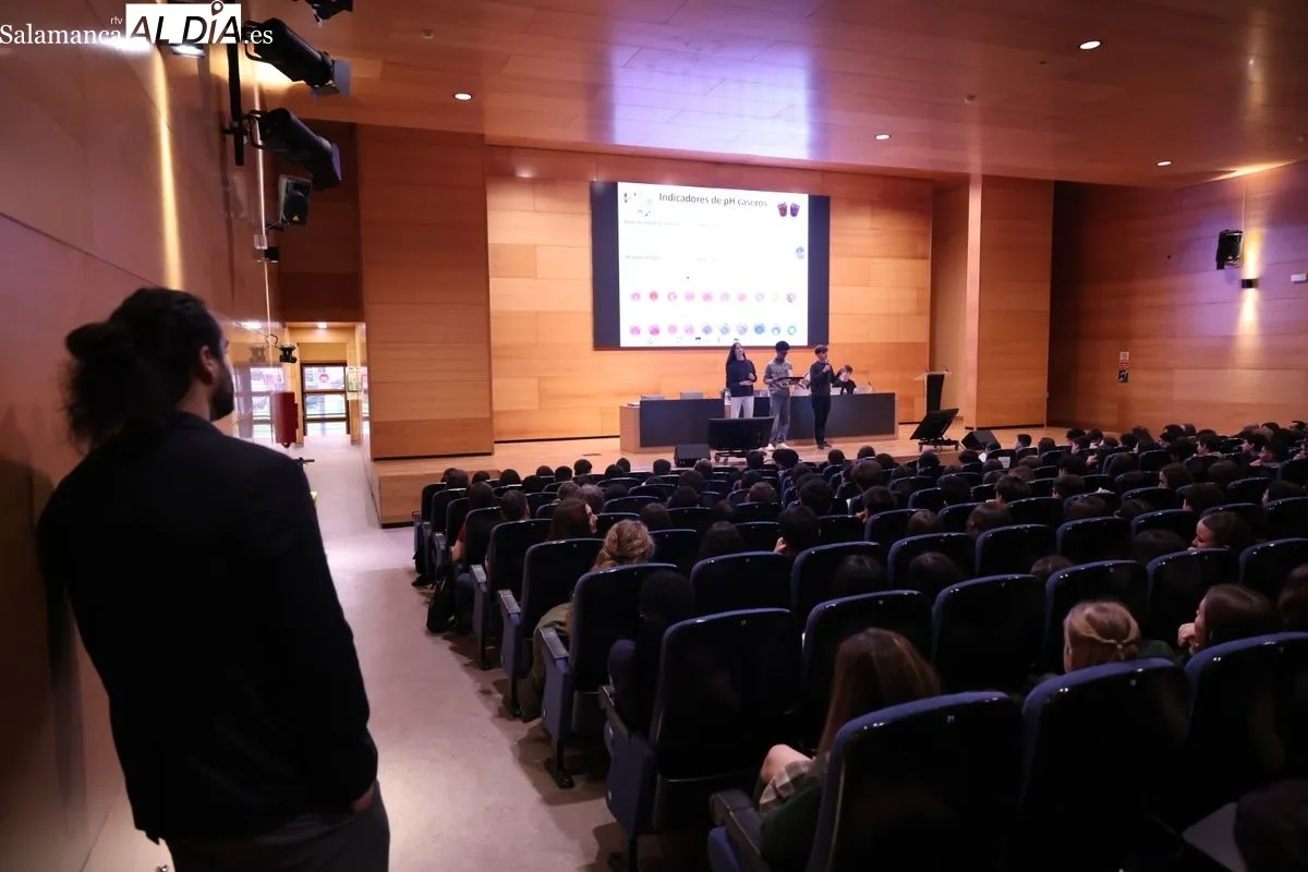Más de 500 alumnos presentan sus proyectos científicos en el Auditorio Adolfo Suárez de la USAL. Foto de David Sañudo
