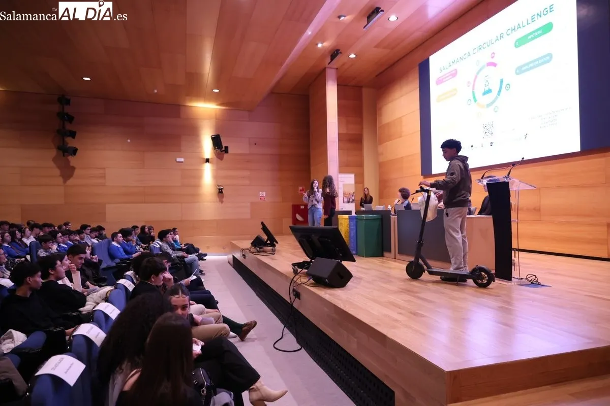 Más de 500 alumnos presentan sus proyectos científicos en el Auditorio Adolfo Suárez de la USAL. Foto de David Sañudo