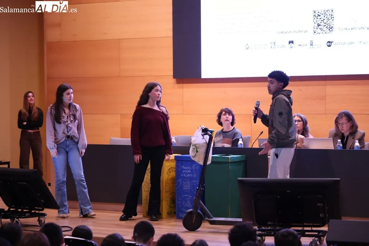 Más de 500 alumnos presentan sus proyectos científicos en el Auditorio Adolfo Suárez de la USAL. Foto de David Sañudo
