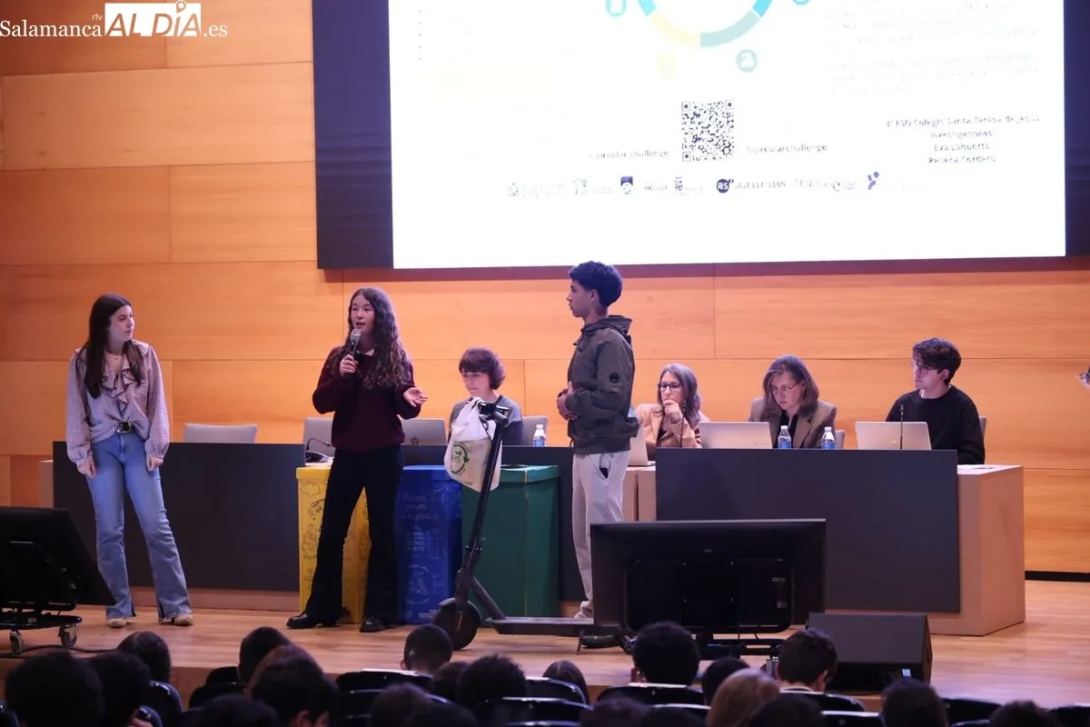 Más de 500 alumnos presentan sus proyectos científicos en el Auditorio Adolfo Suárez de la USAL. Foto de David Sañudo