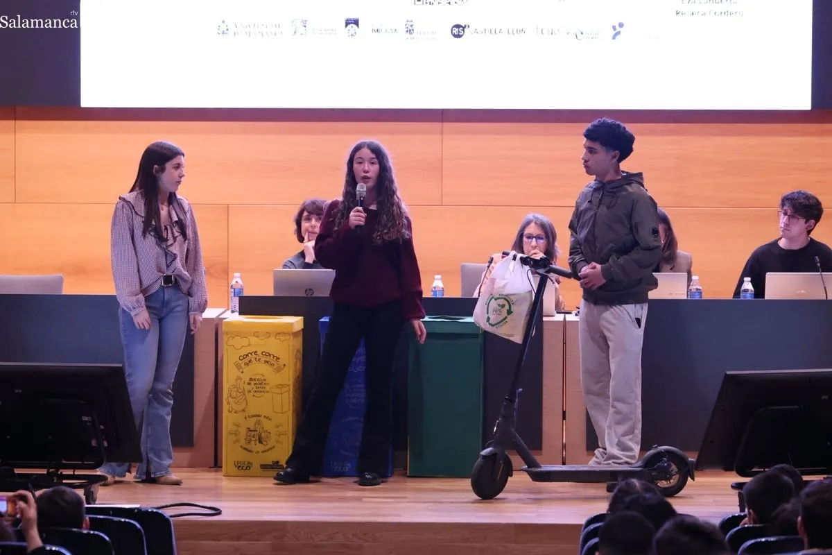 Más de 500 alumnos presentan sus proyectos científicos en el Auditorio Adolfo Suárez de la USAL. Foto de David Sañudo