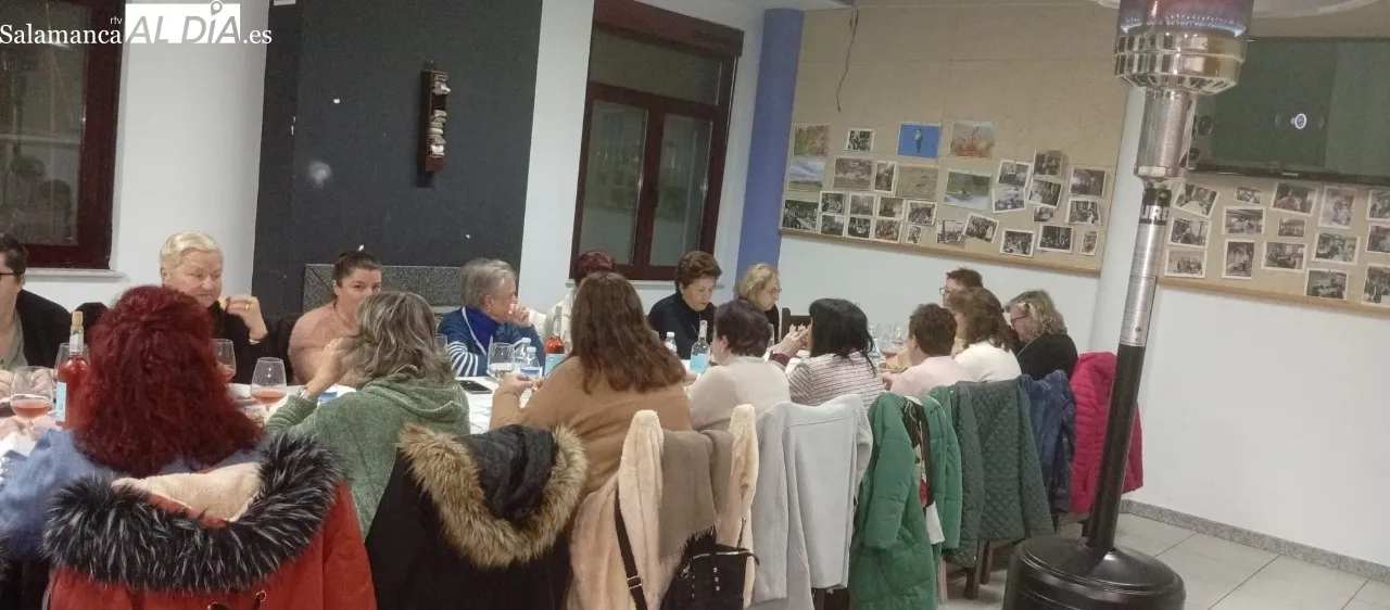 Las mujeres de Peralejos de Abajo celebran un año más Santa Águeda / CORRAL