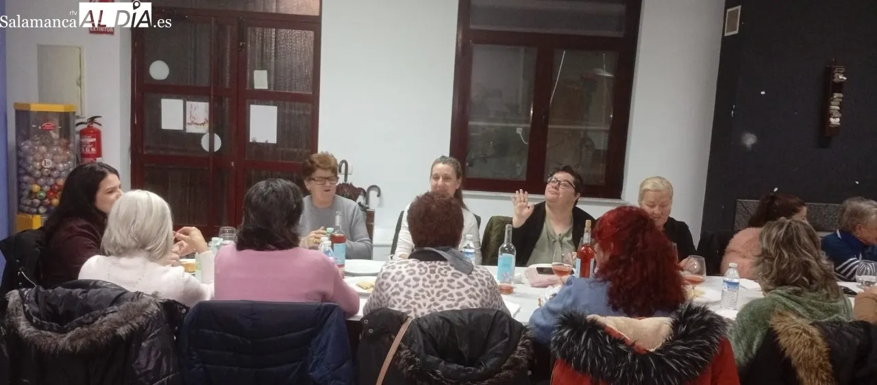 Las mujeres de Peralejos de Abajo celebran un año más Santa Águeda / CORRAL