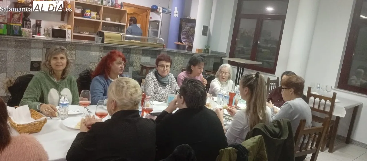 Las mujeres de Peralejos de Abajo celebran un año más Santa Águeda / CORRAL