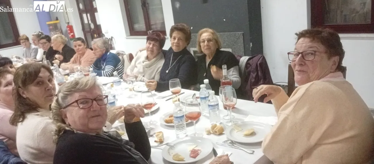Las mujeres de Peralejos de Abajo celebran un año más Santa Águeda / CORRAL