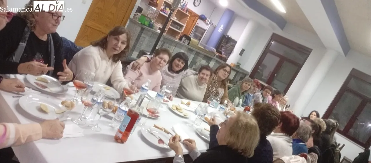 Las mujeres de Peralejos de Abajo celebran un año más Santa Águeda / CORRAL