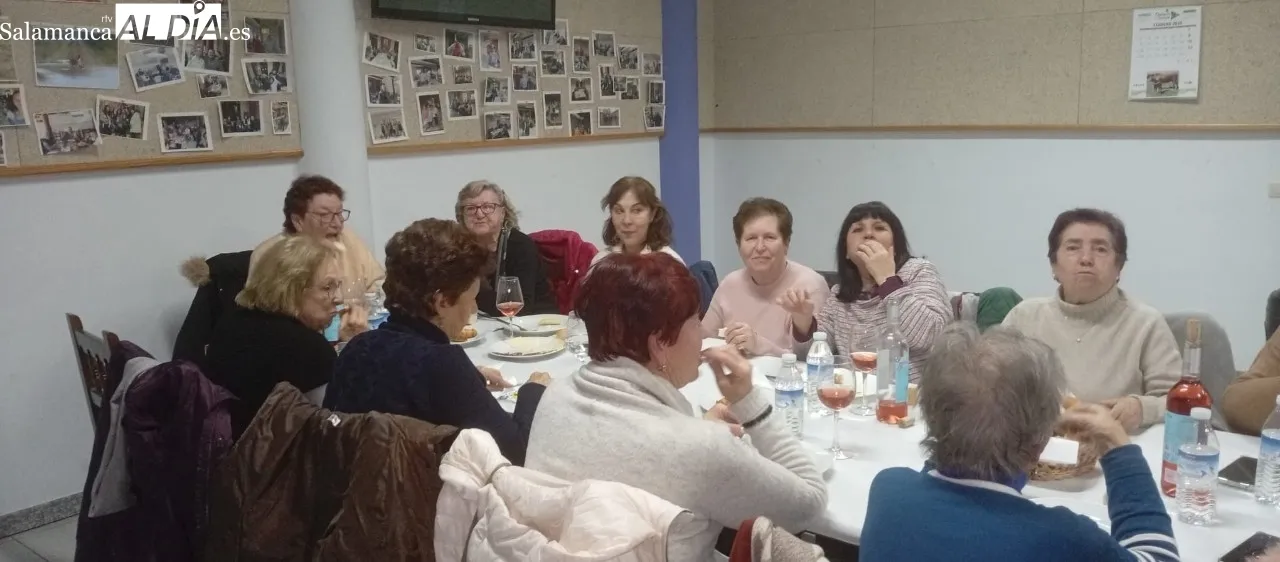 Las mujeres de Peralejos de Abajo celebran un año más Santa Águeda / CORRAL
