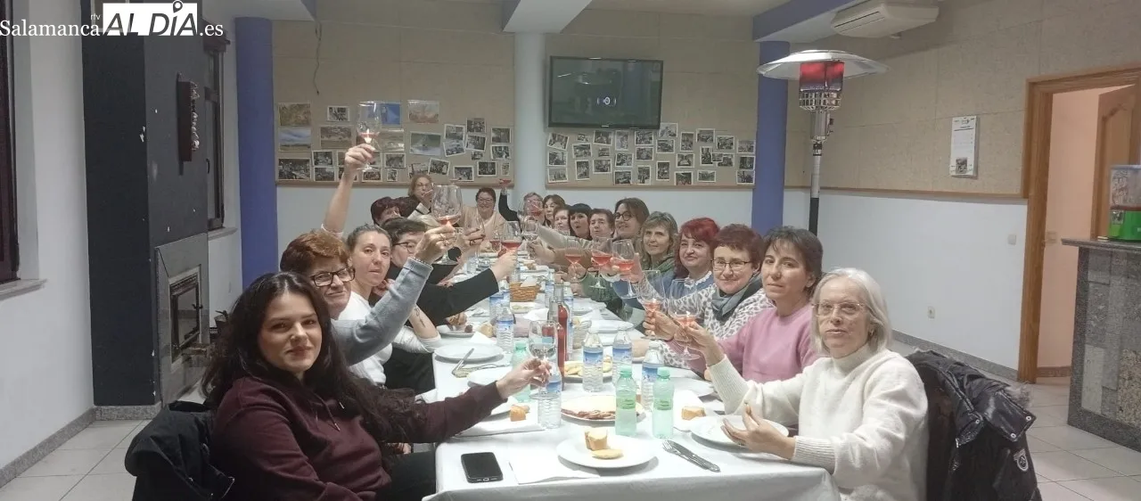 Las mujeres de Peralejos de Abajo celebran un año más Santa Águeda / CORRAL
