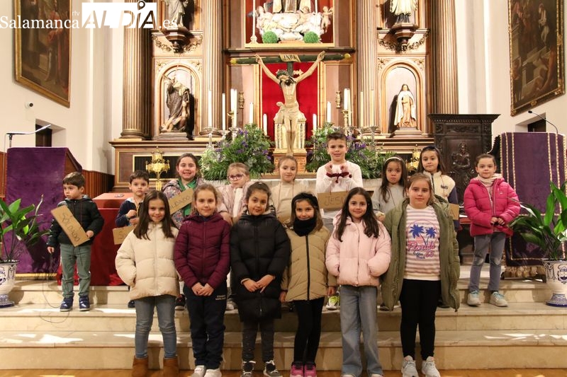 Los niños protagonizan el Vía Crucis de Cuaresma en la iglesia de San Juan de la Cruz
