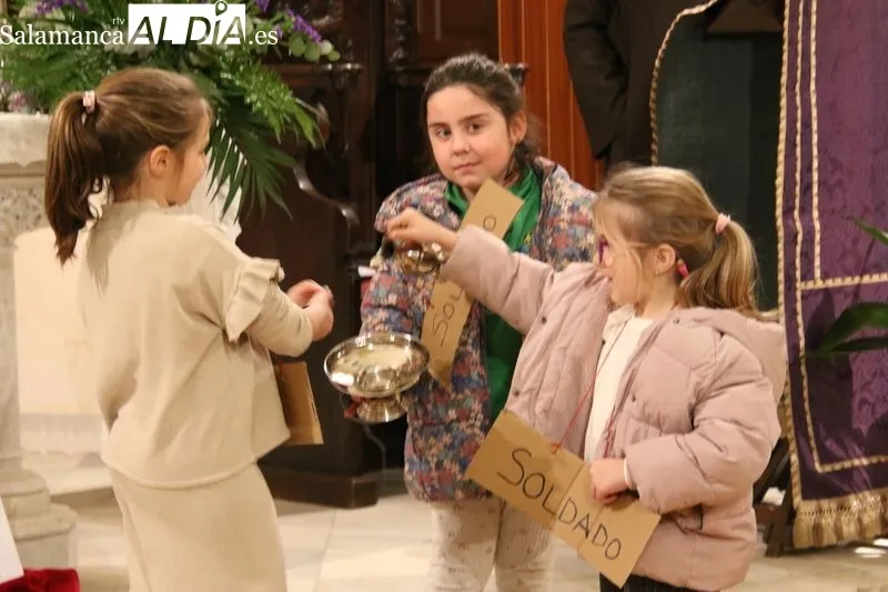 Foto 4 - Los ni&ntilde;os protagonizan el V&iacute;a Crucis de Cuaresma en la iglesia de San Juan de la Cruz