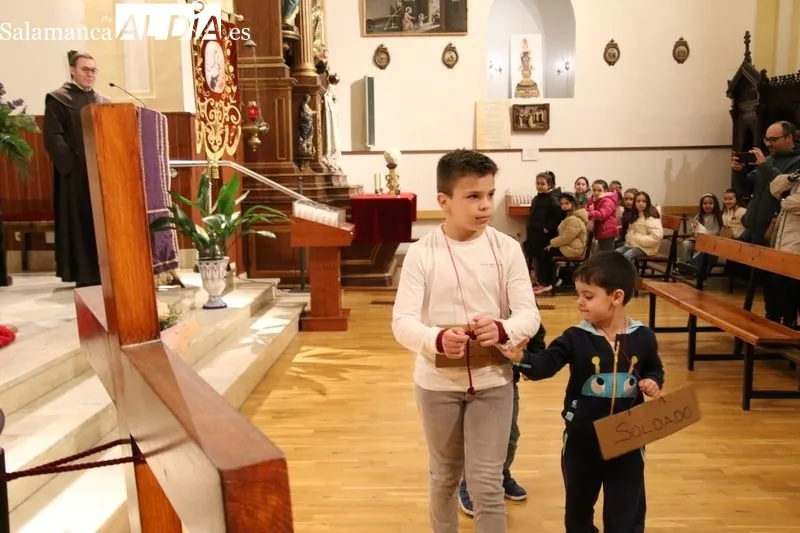 Foto 3 - Los ni&ntilde;os protagonizan el V&iacute;a Crucis de Cuaresma en la iglesia de San Juan de la Cruz