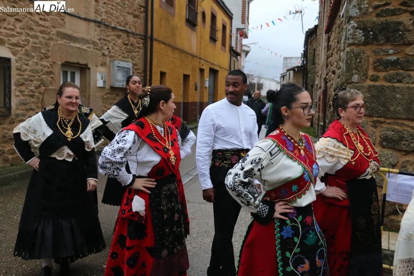 Actuación del grupo de folclore de Aldeadávila / CORRAL