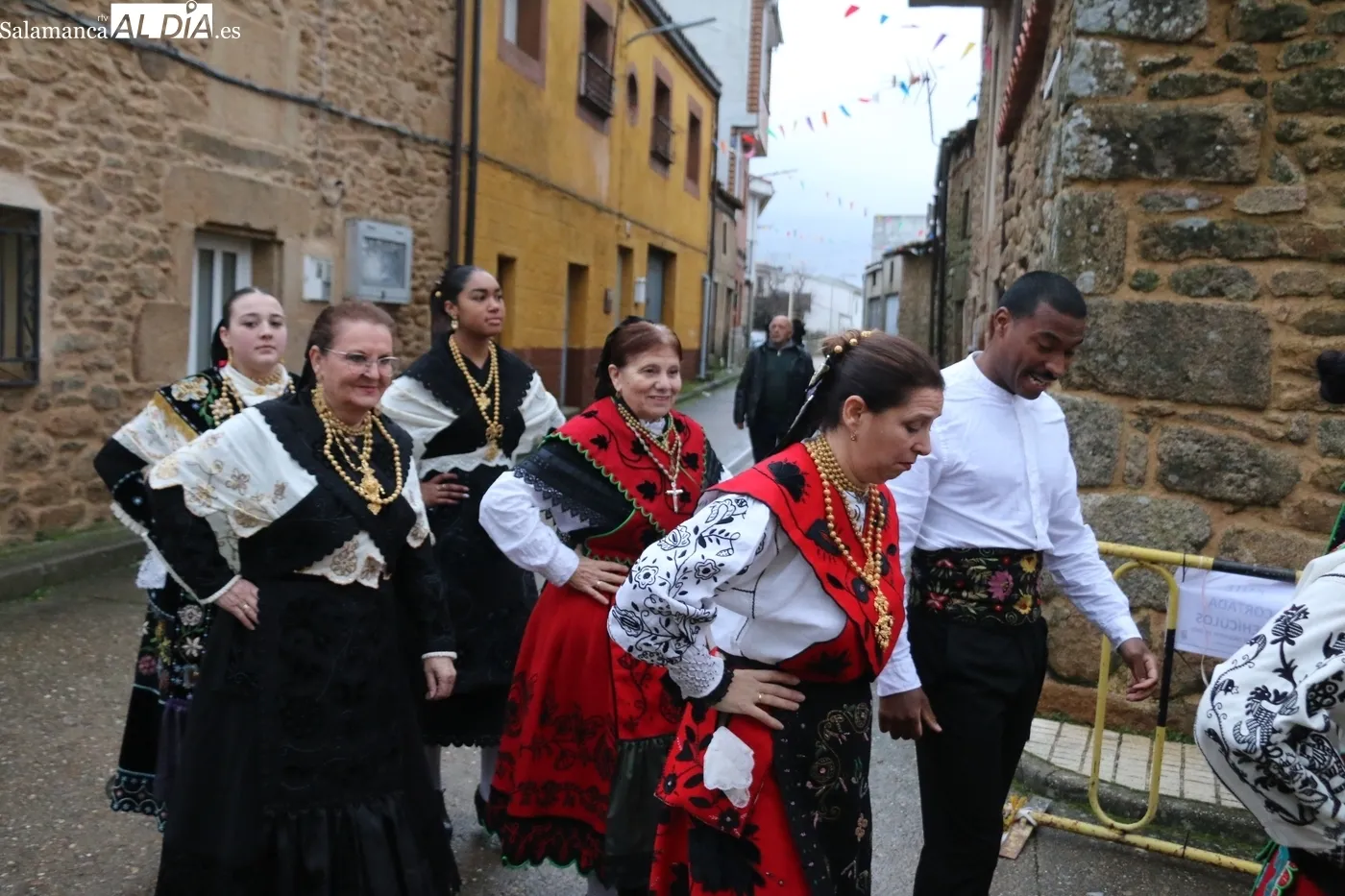 Actuación del grupo de folclore de Aldeadávila / CORRAL