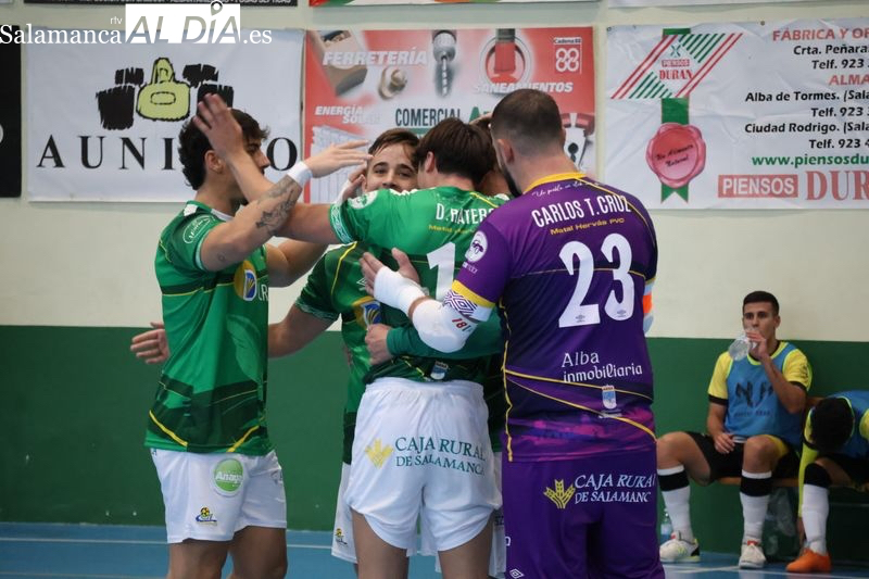 El Piensos Durán Albense golpea primero y resiste en A Coruña para sumar tres puntos clave al meterse en playoff (2-3)