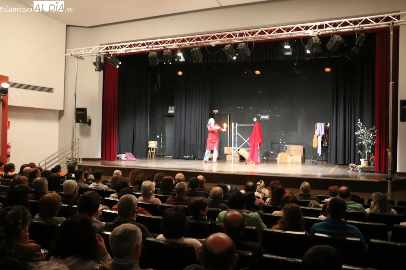 Representación de 'El cerco de Leningrado' por 'Se trata de teatro' / CORRAL