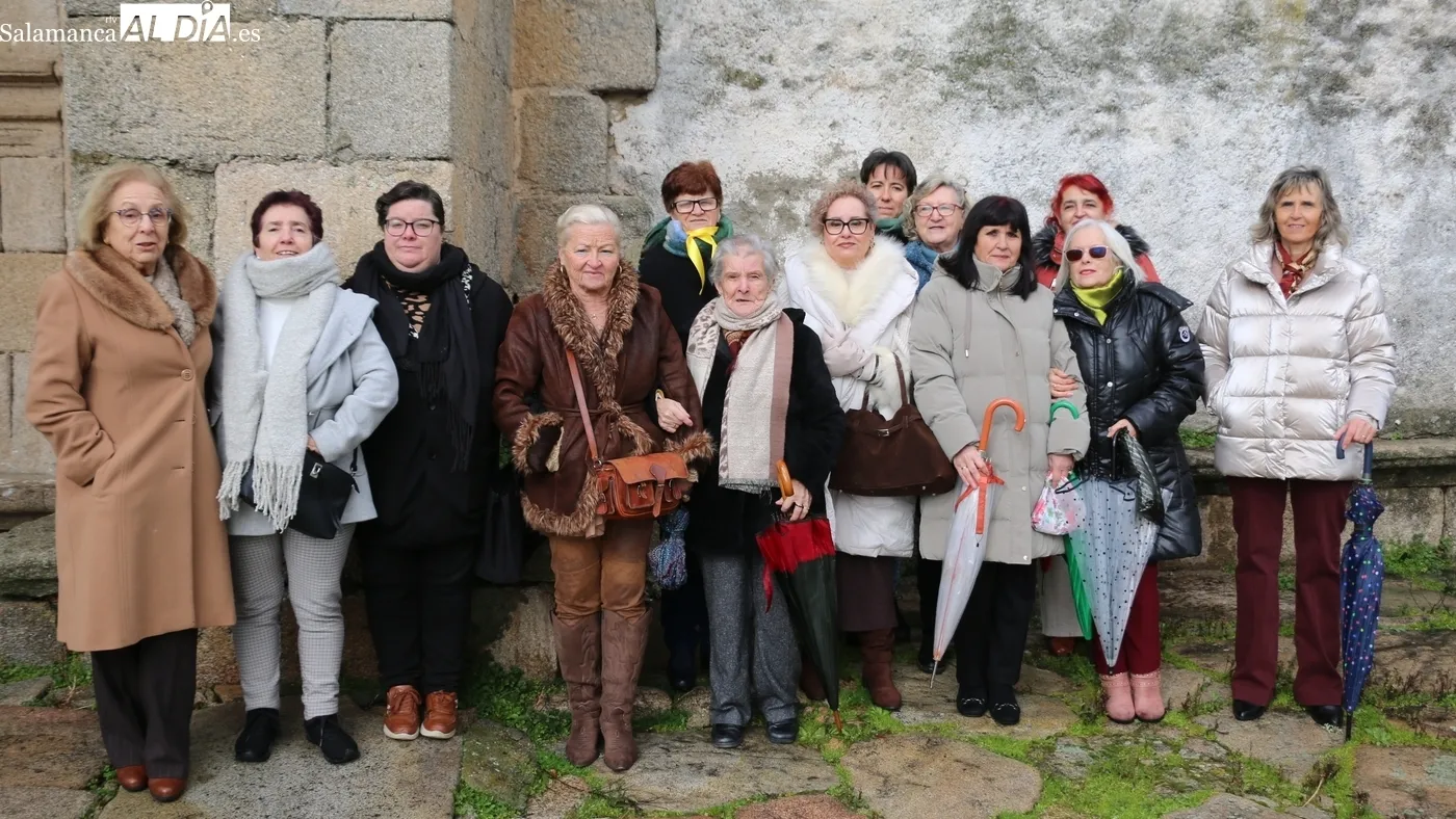 Las mujeres de Peralejos de Abajo celebran un año más Santa Águeda / CORRAL