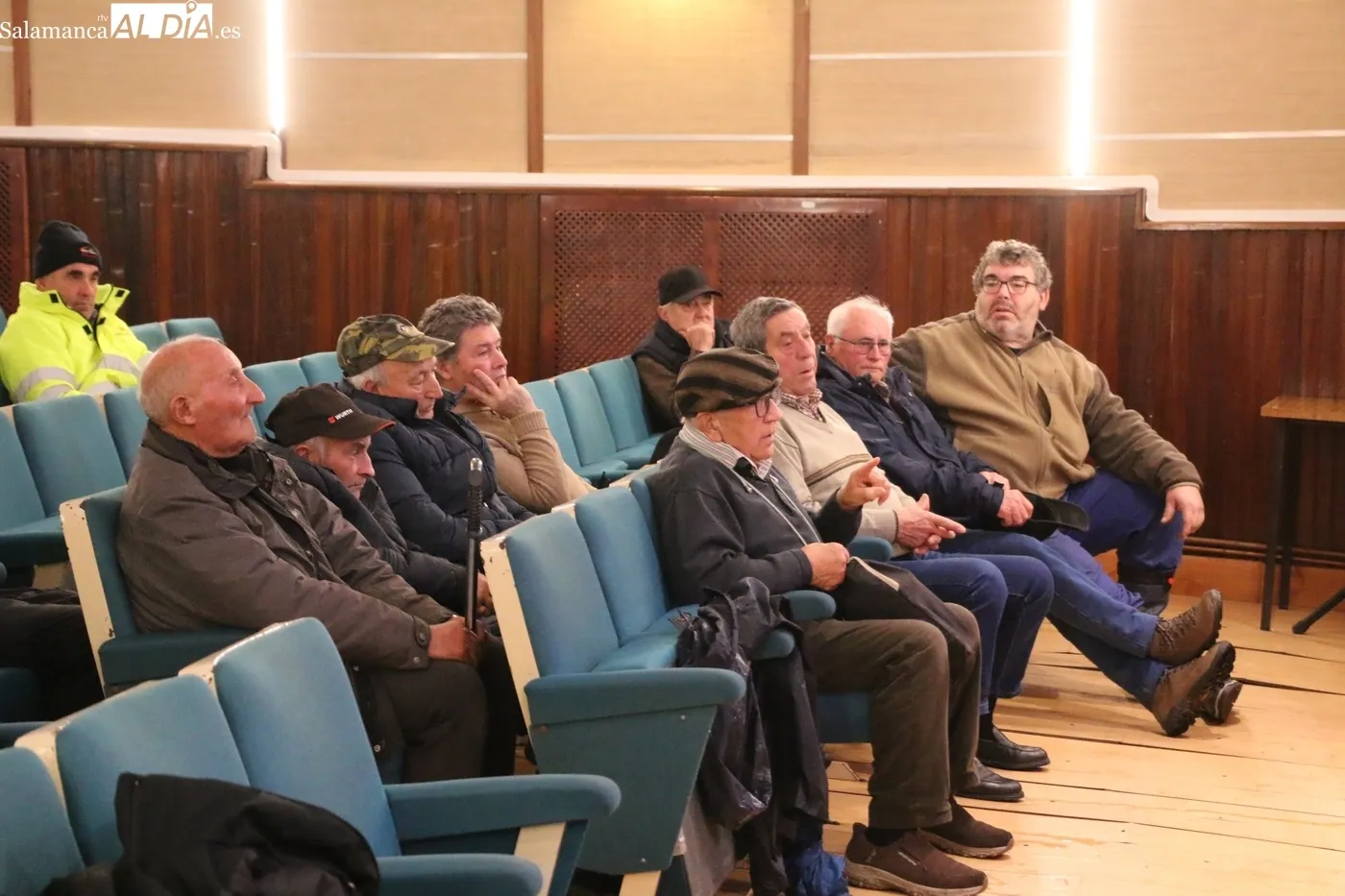 Reunión informativa en Villarino para la catalogación de vías pecuarias / CORRAL