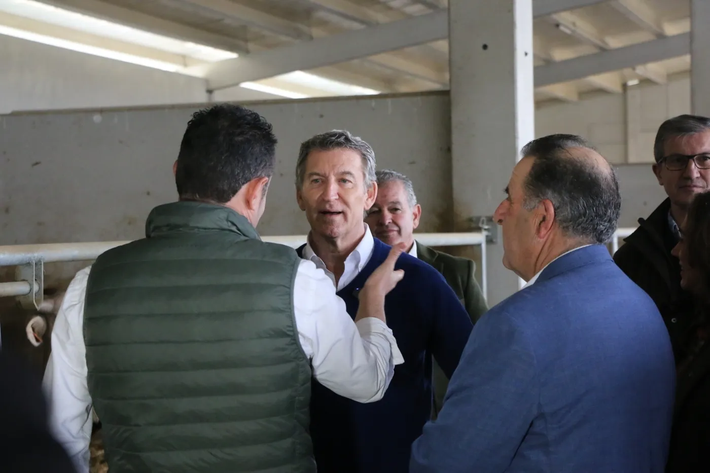 Encuentro de Núñez Feijóo con ganaderos en las instalaciones de Dehesa Grande en Vitigudino  