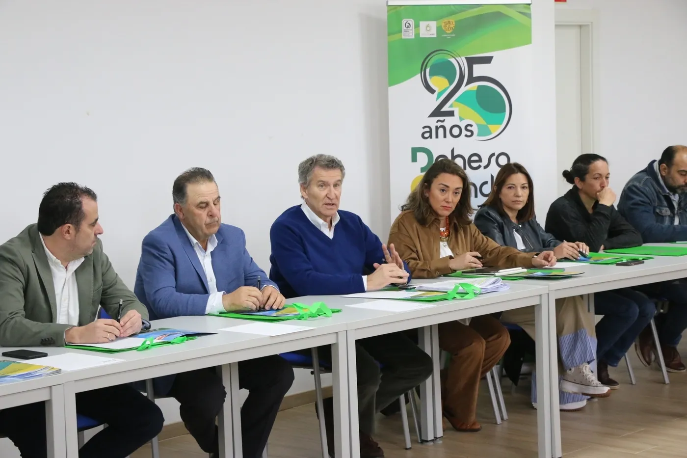 Encuentro de Núñez Feijóo con ganaderos en las instalaciones de Dehesa Grande en Vitigudino  