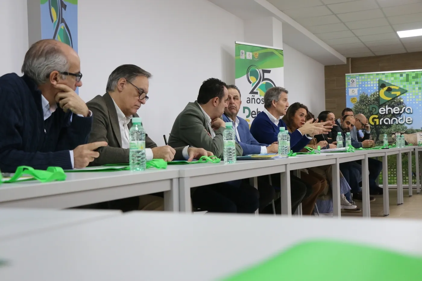 Encuentro de Núñez Feijóo con ganaderos en las instalaciones de Dehesa Grande en Vitigudino  