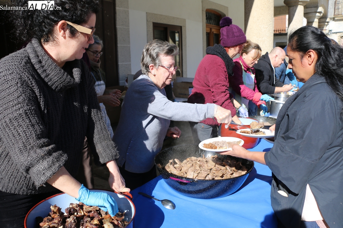 Villavieja de Yeltes celebra su matanza con un cerdo donado de 190 kilos