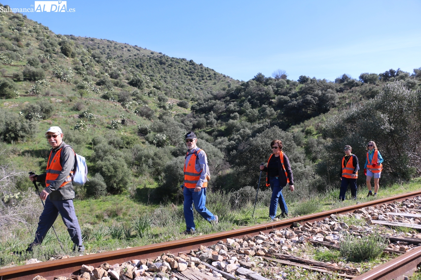 Éxito de la ruta de los Almendros en Flor en La Fregeneda con 300 senderistas