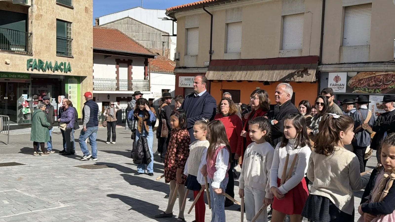Foto 3 - FOTOS | Guijuelo rinde homenaje a Alberto Vela con un multitudinario encuentro de tamborileros