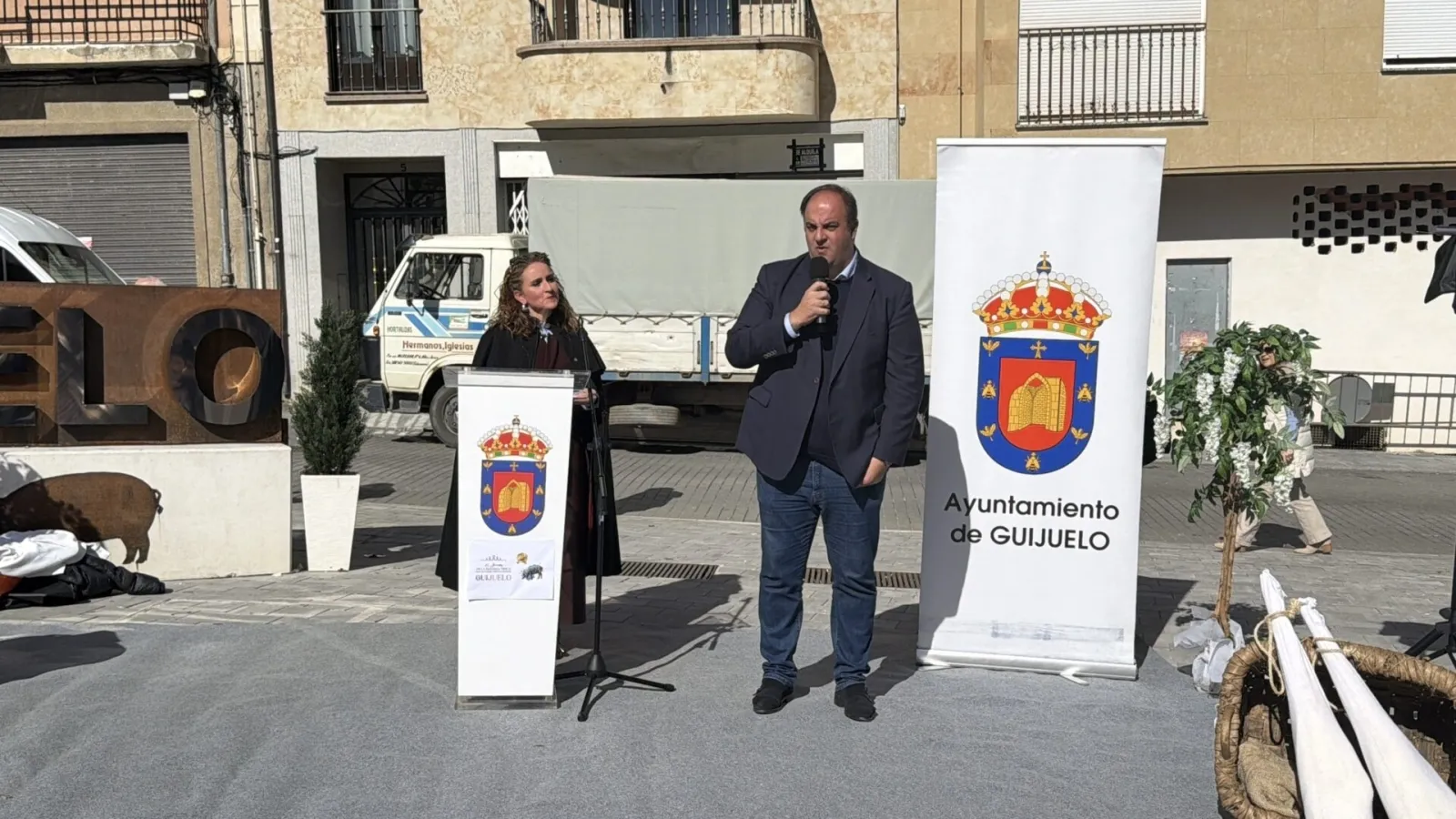Foto 2 - FOTOS | Guijuelo rinde homenaje a Alberto Vela con un multitudinario encuentro de tamborileros