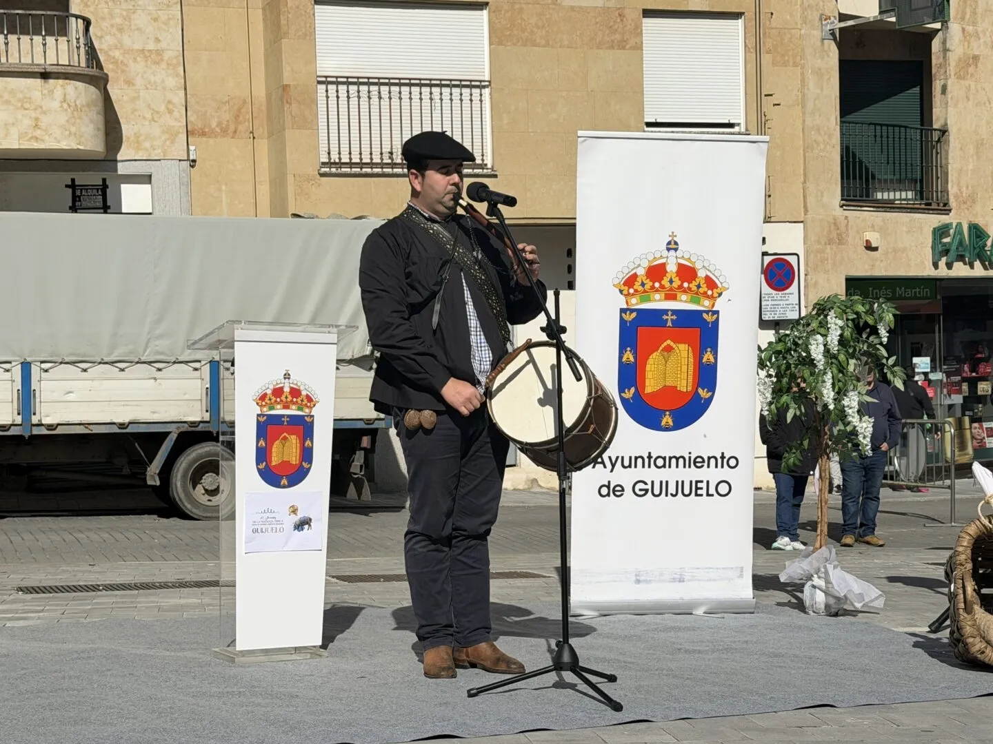 Foto 4 - FOTOS | Guijuelo rinde homenaje a Alberto Vela con un multitudinario encuentro de tamborileros