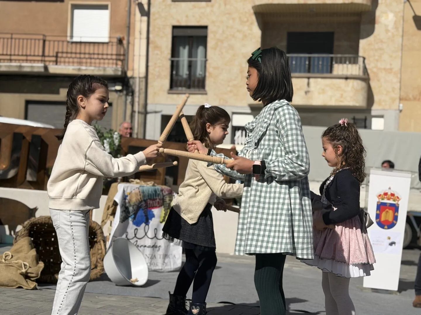 Foto 5 - FOTOS | Guijuelo rinde homenaje a Alberto Vela con un multitudinario encuentro de tamborileros
