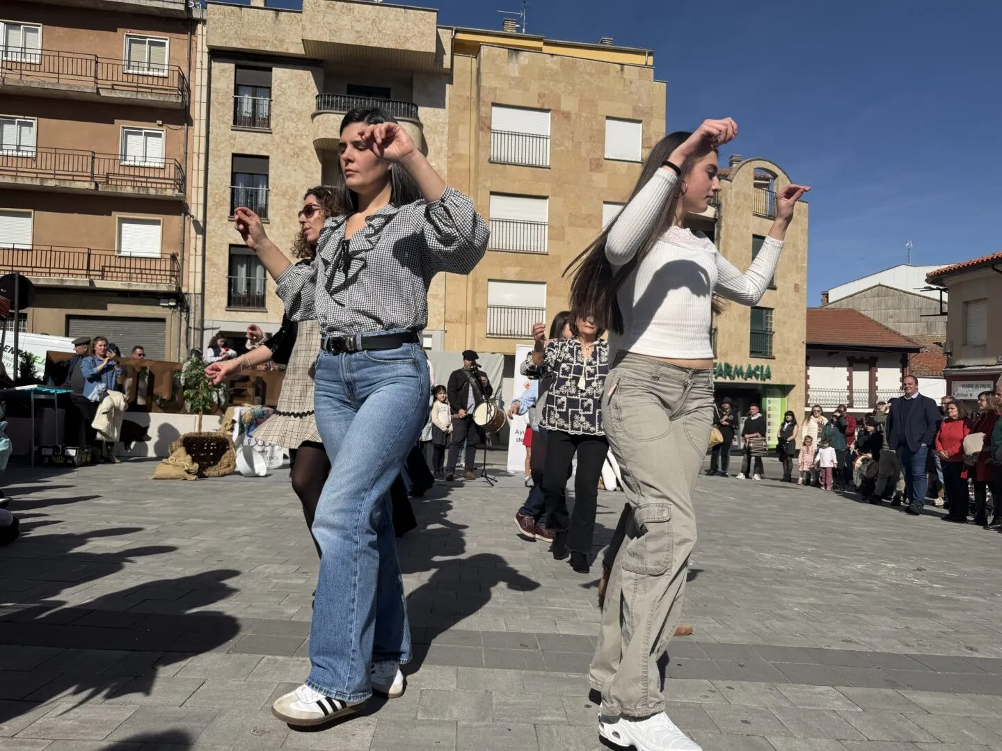 Foto 7 - FOTOS | Guijuelo rinde homenaje a Alberto Vela con un multitudinario encuentro de tamborileros