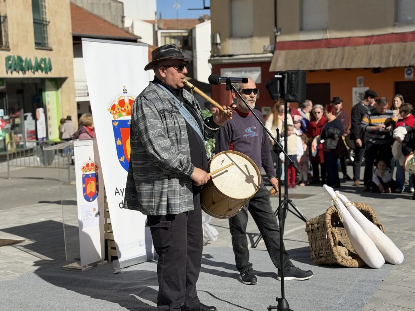 Foto 8 - FOTOS | Guijuelo rinde homenaje a Alberto Vela con un multitudinario encuentro de tamborileros
