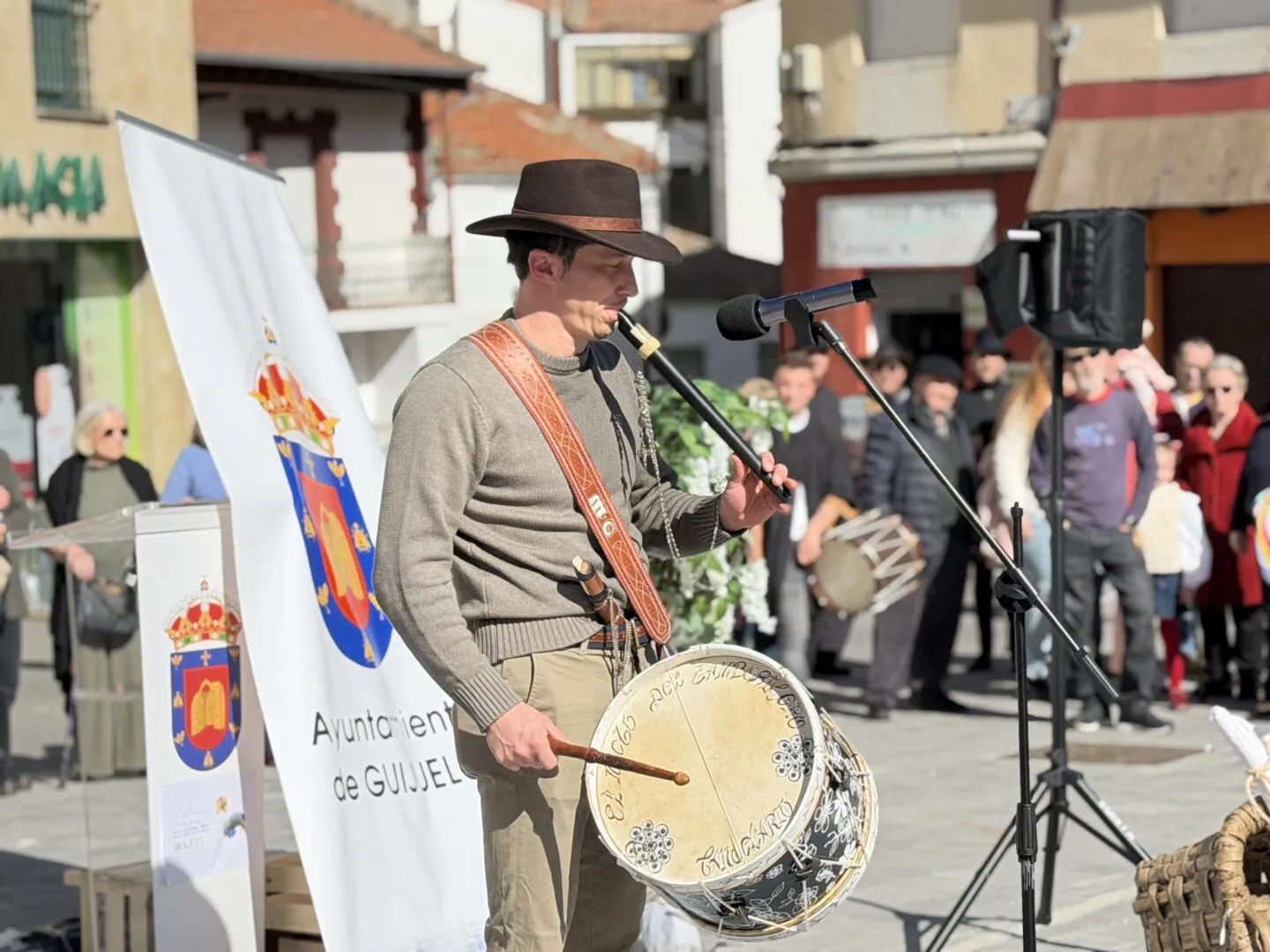 Foto 11 - FOTOS | Guijuelo rinde homenaje a Alberto Vela con un multitudinario encuentro de tamborileros