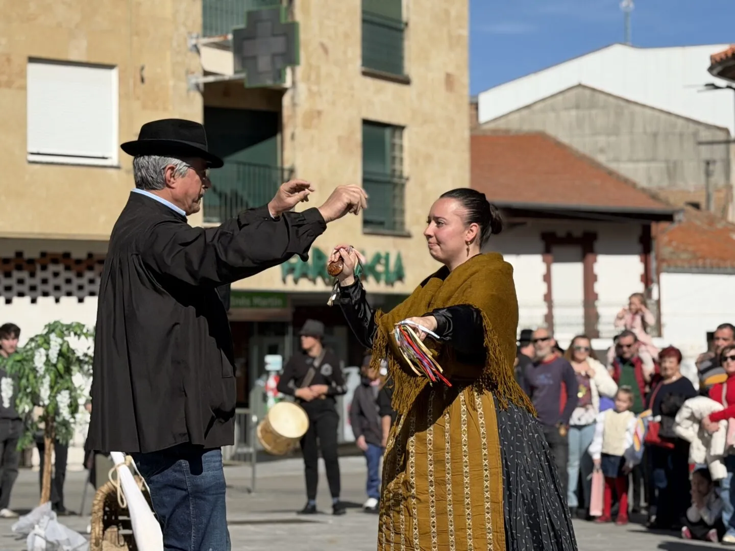 Foto 10 - FOTOS | Guijuelo rinde homenaje a Alberto Vela con un multitudinario encuentro de tamborileros