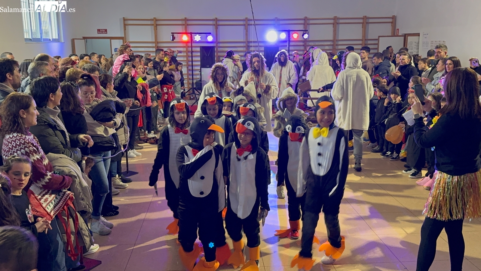 Multitudinario y colorido Festival de Carnaval Vicenciano en el Colegio La Encarnación
