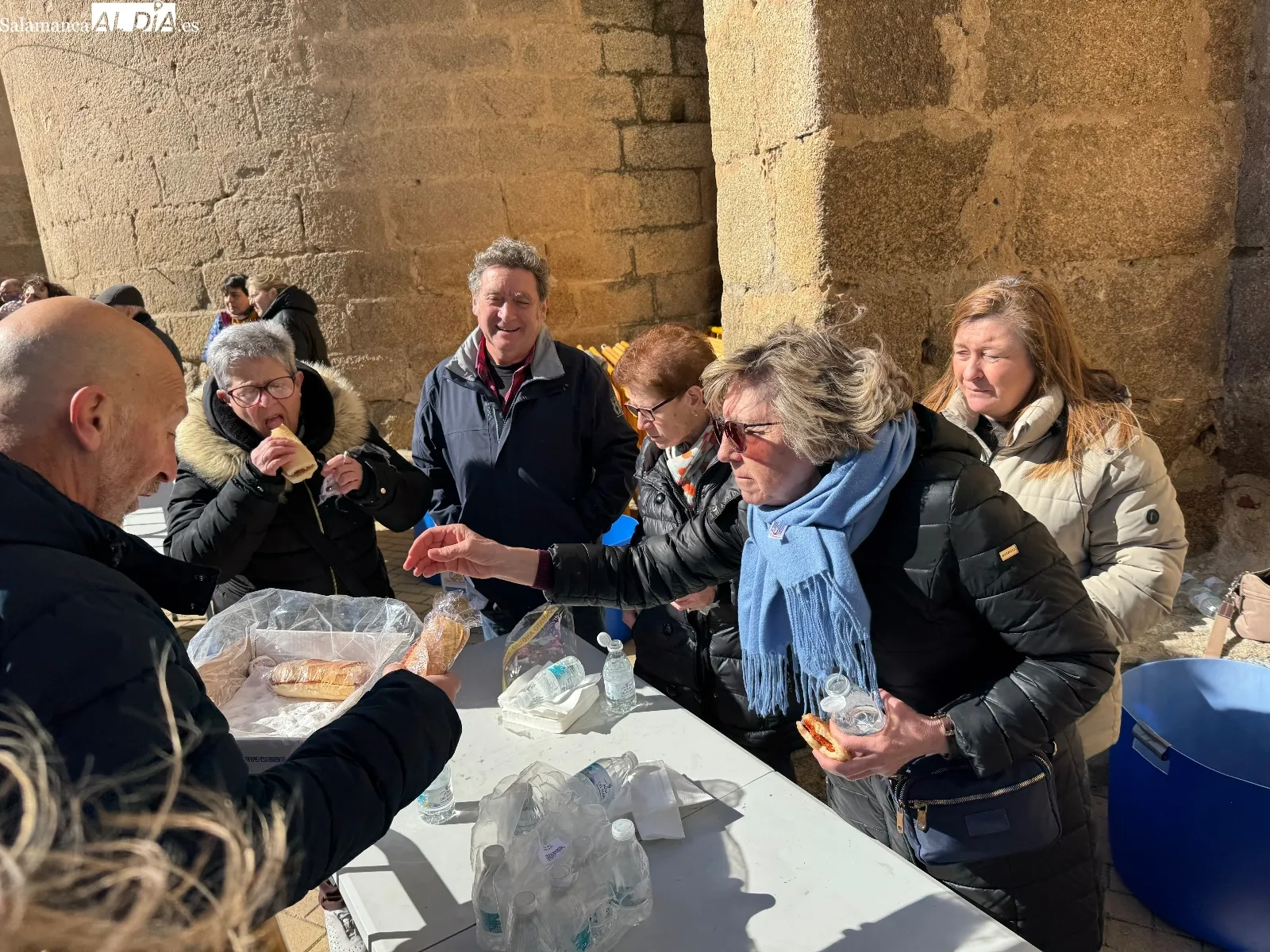 Foto 2 - Macotera desaf&iacute;a al fr&iacute;o y vuelca su solidaridad masiva en la Operaci&oacute;n Bocata 2026
