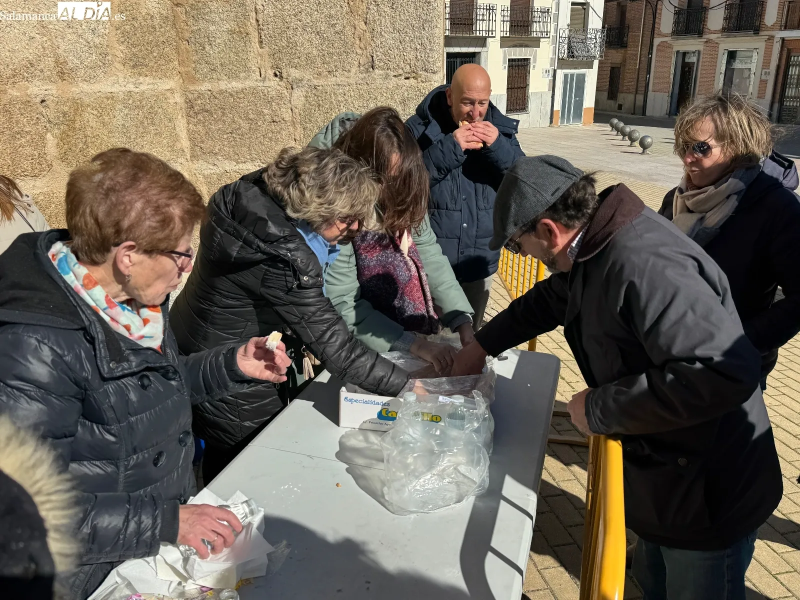 Foto 6 - Macotera desaf&iacute;a al fr&iacute;o y vuelca su solidaridad masiva en la Operaci&oacute;n Bocata 2026