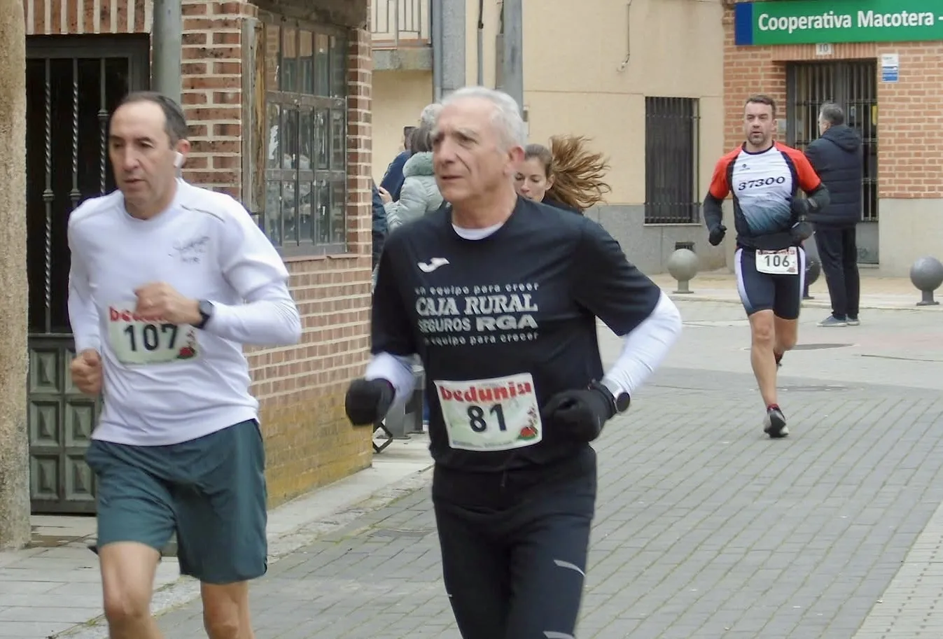 Foto 2 - Juan Bueno y Vega Casas coronan la XII Legua Villa de Macotera, la conocida &lsquo;carrera de las rosquillas&rsquo;