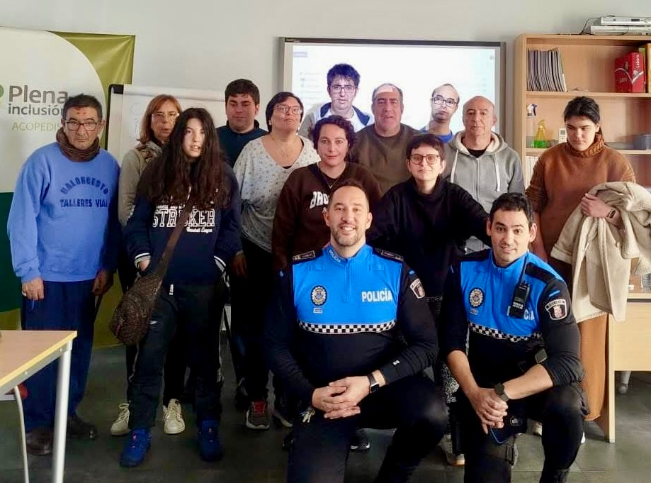 La Policía Local acerca la prevención a Acopedis en una jornada sobre redes sociales y educación vial