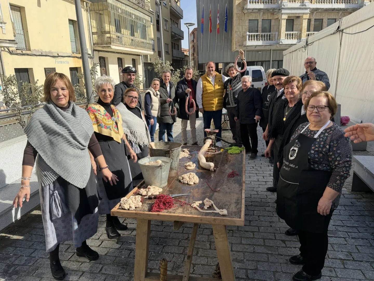 Foto 2 - FOTOS | Guijuelo estrena la Fiesta del Mondongo con una comida popular para 400 personas