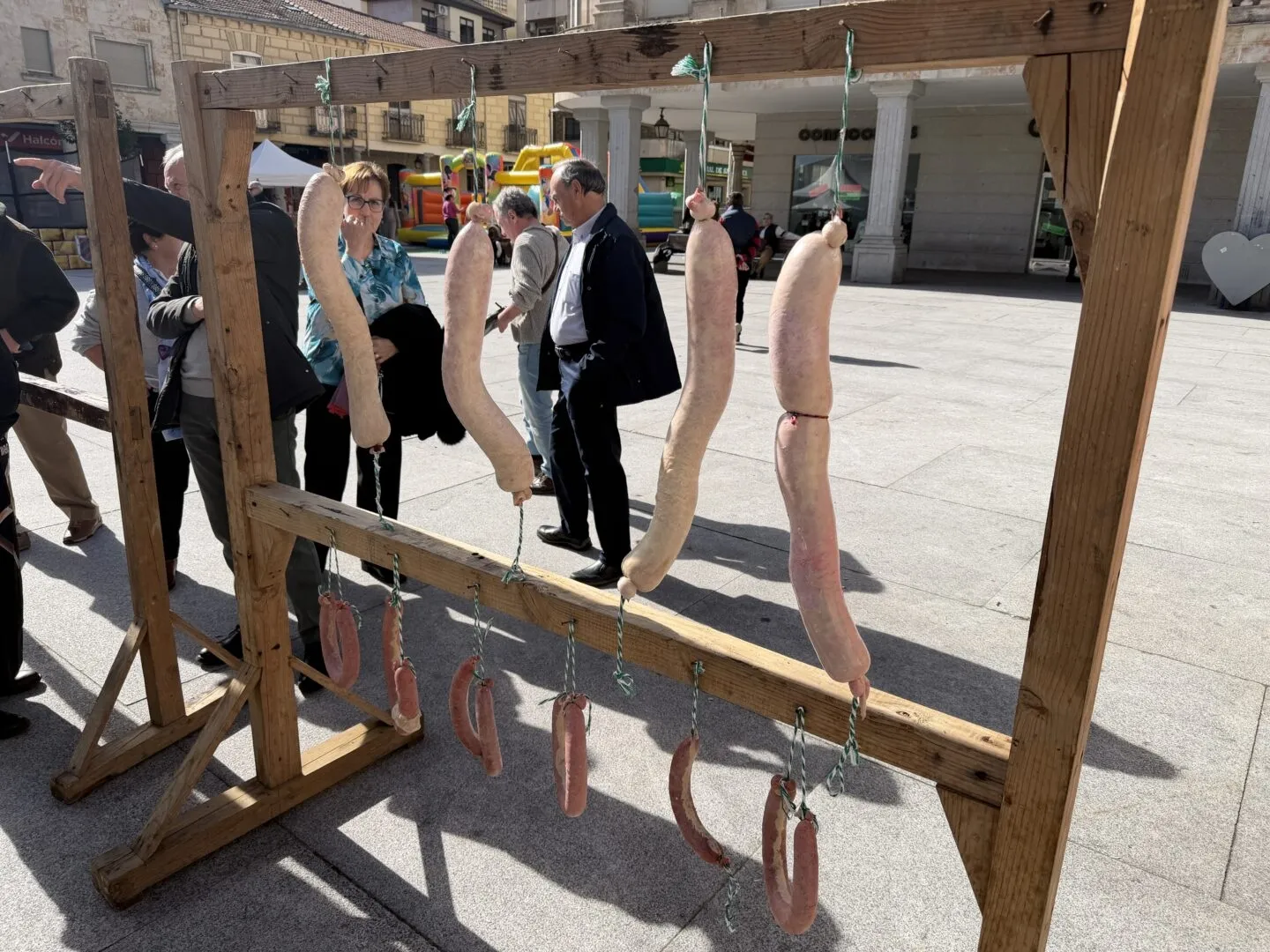 Foto 4 - FOTOS | Guijuelo estrena la Fiesta del Mondongo con una comida popular para 400 personas