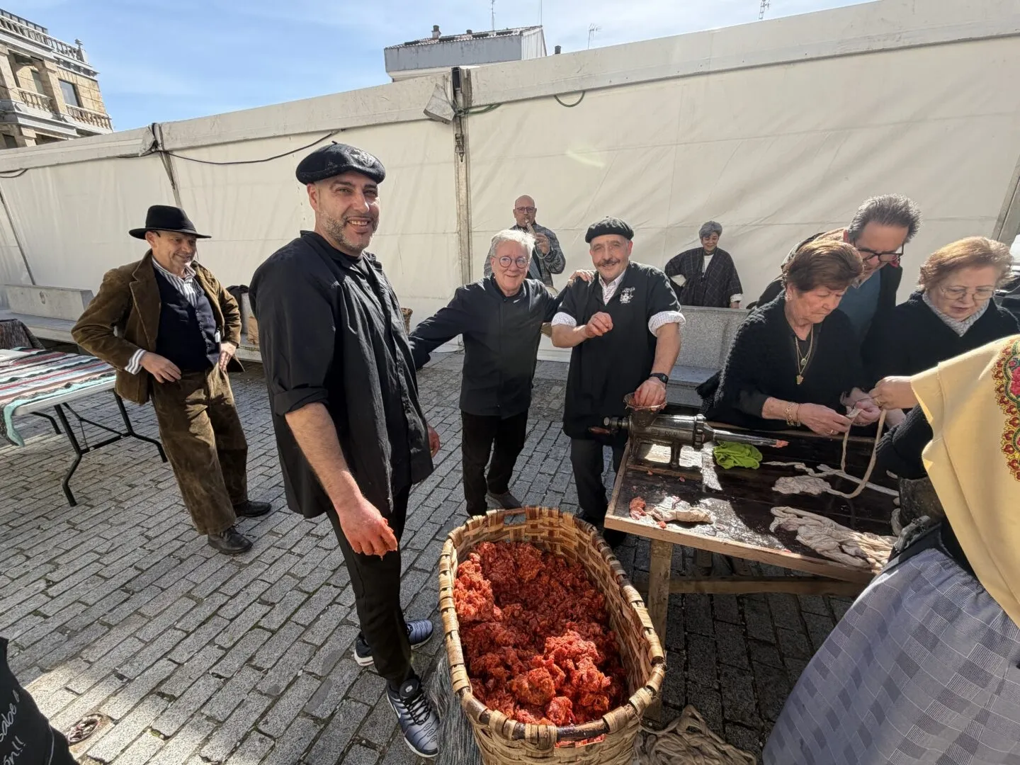 Foto 6 - FOTOS | Guijuelo estrena la Fiesta del Mondongo con una comida popular para 400 personas