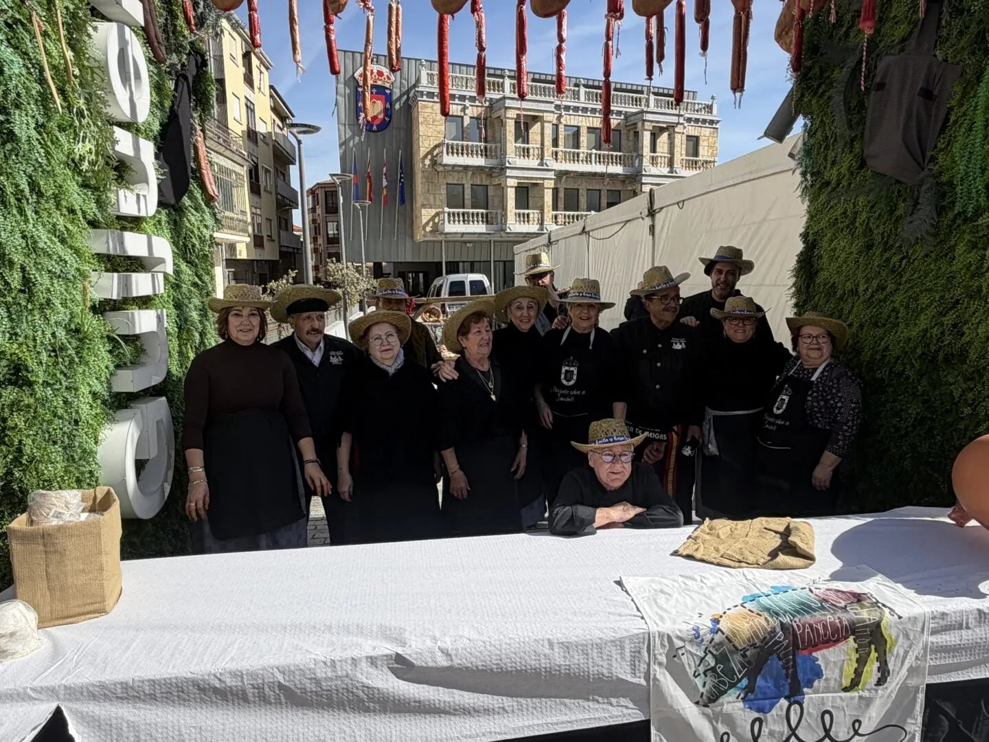 Foto 10 - FOTOS | Guijuelo estrena la Fiesta del Mondongo con una comida popular para 400 personas