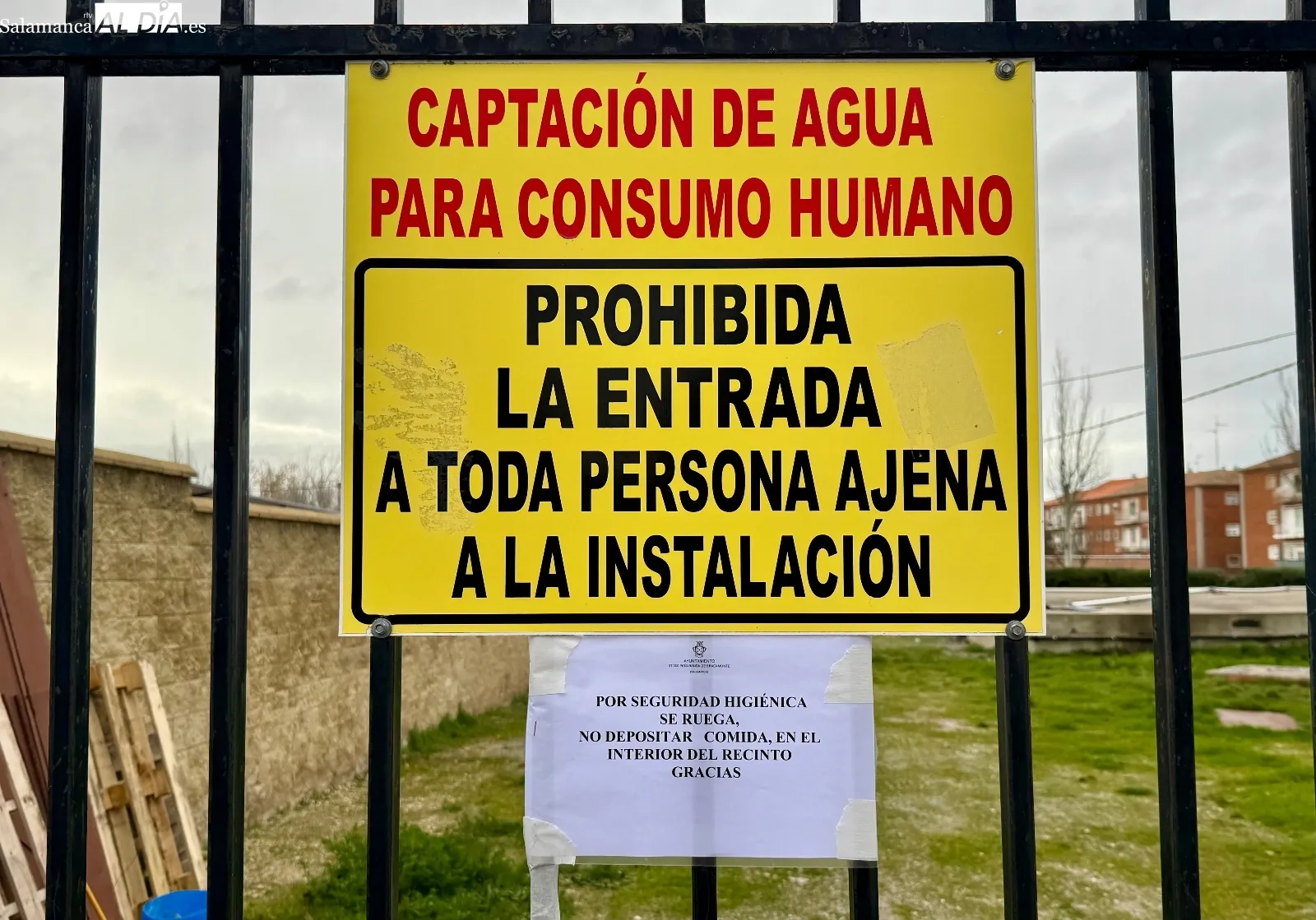 Foto 2 - Refuerzo a la prohibici&oacute;n de alimentar animales, especialmente gatos, en el dep&oacute;sito de agua por motivos de higiene