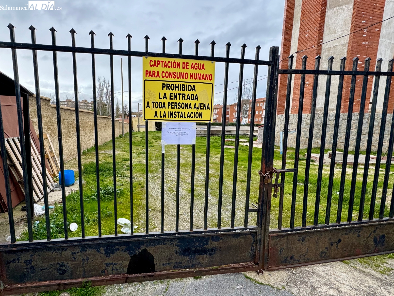 Refuerzo a la prohibición de alimentar animales, especialmente gatos, en el depósito de agua por motivos de higiene